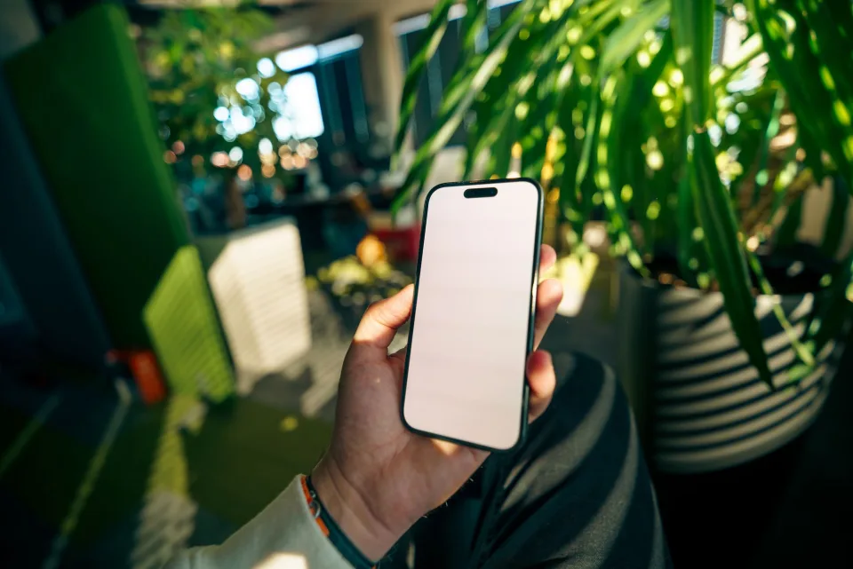 Khu vực thay pin, ép kính